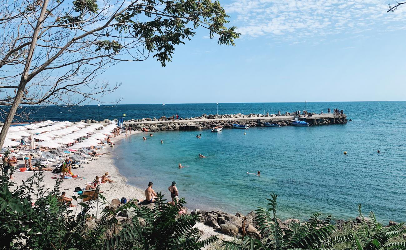 Foto de Buna beach con arena de concha brillante superficie