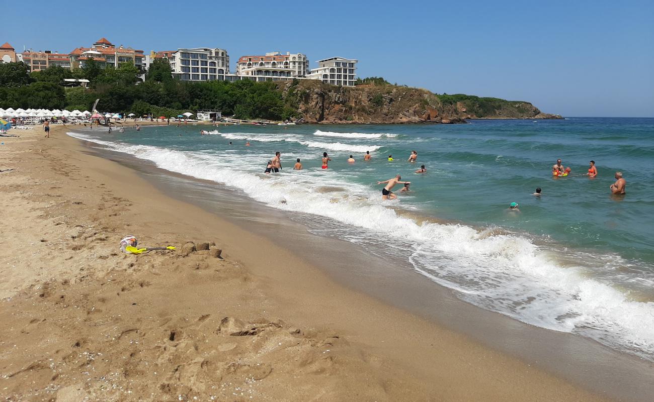 Foto de Butamyata beach con arena brillante superficie