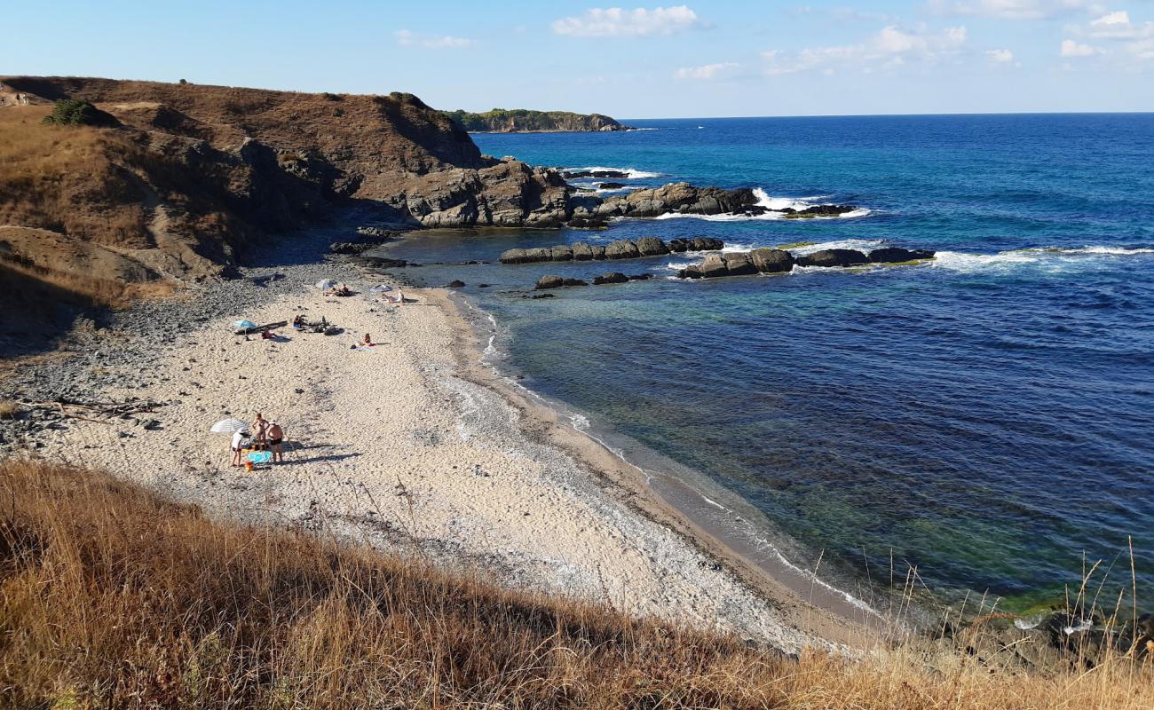 Foto de Lipite beach con arena brillante y rocas superficie