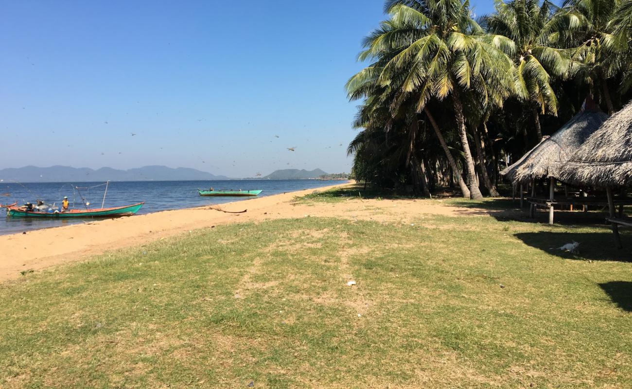 Foto de Angkol beach con arena brillante superficie