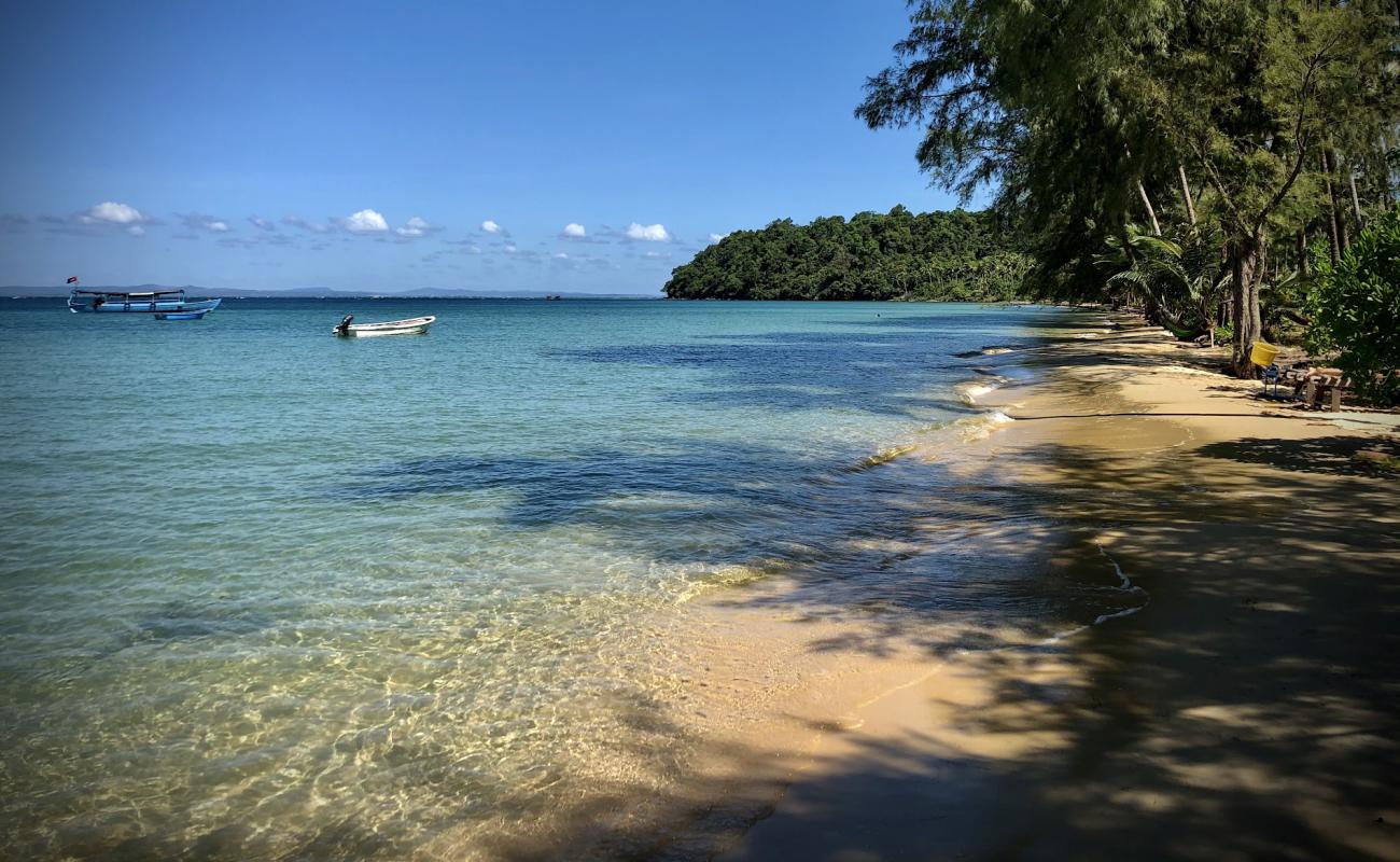 Foto de Lonely Beach con brillante arena fina superficie