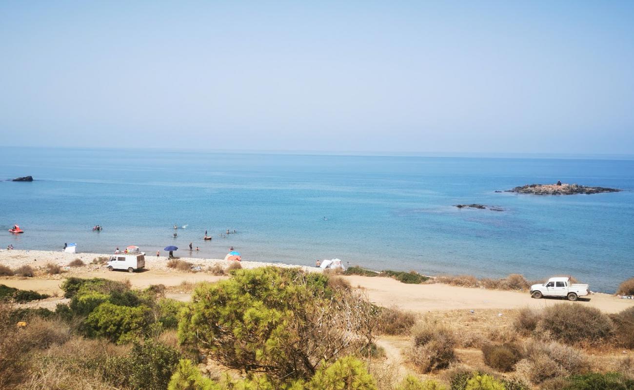 Foto de Adjroud beach con arena brillante y rocas superficie