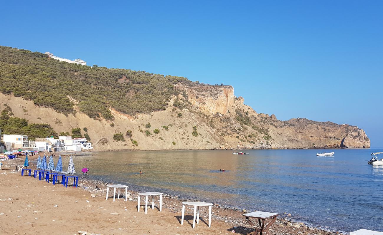 Foto de Plage Sidna Youchaa con arena brillante y rocas superficie