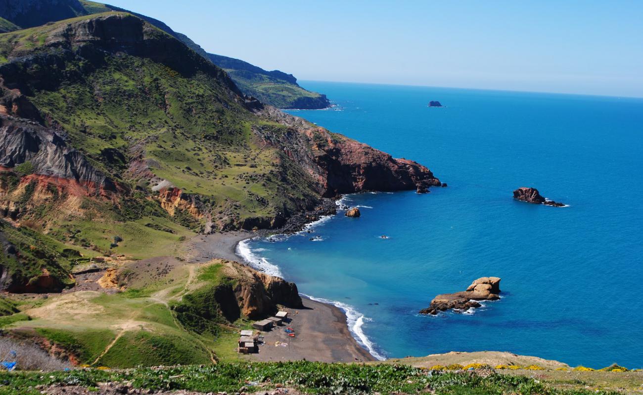 Foto de Plage de Zouanif con arena gris y piedras superficie