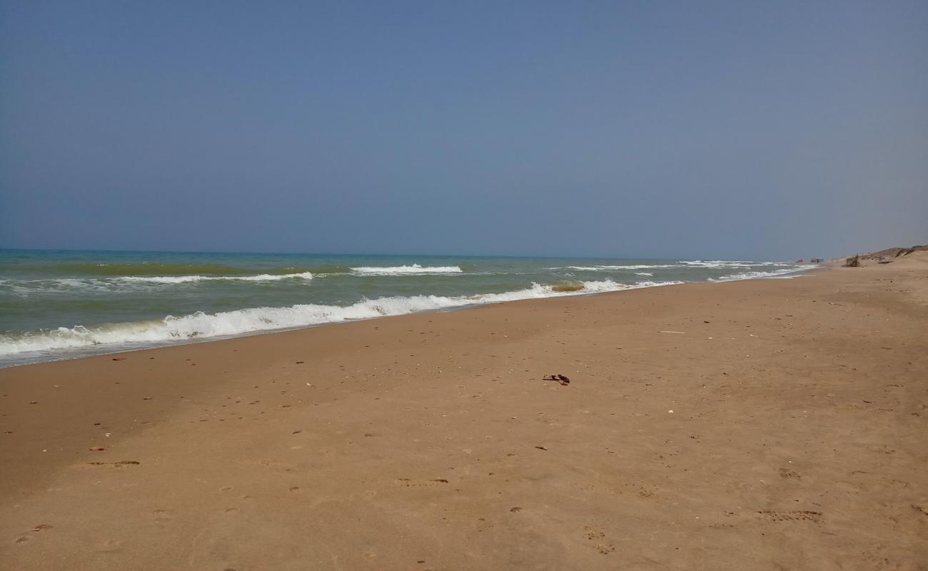 Foto de Plage Sakhra con arena brillante superficie