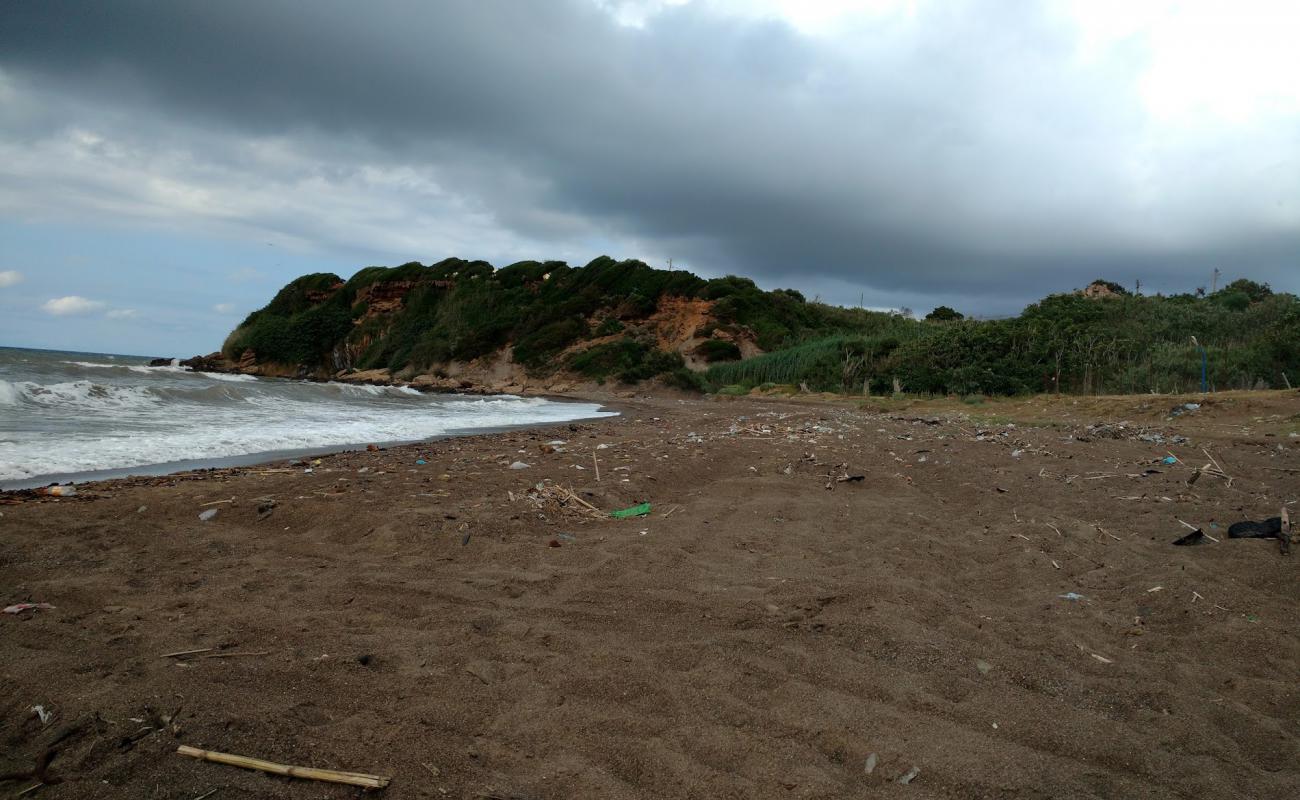 Foto de Plage de Ouled El Belaa con arena oscura superficie