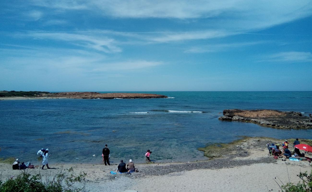 Foto de Plage De Kouali con arena brillante y rocas superficie