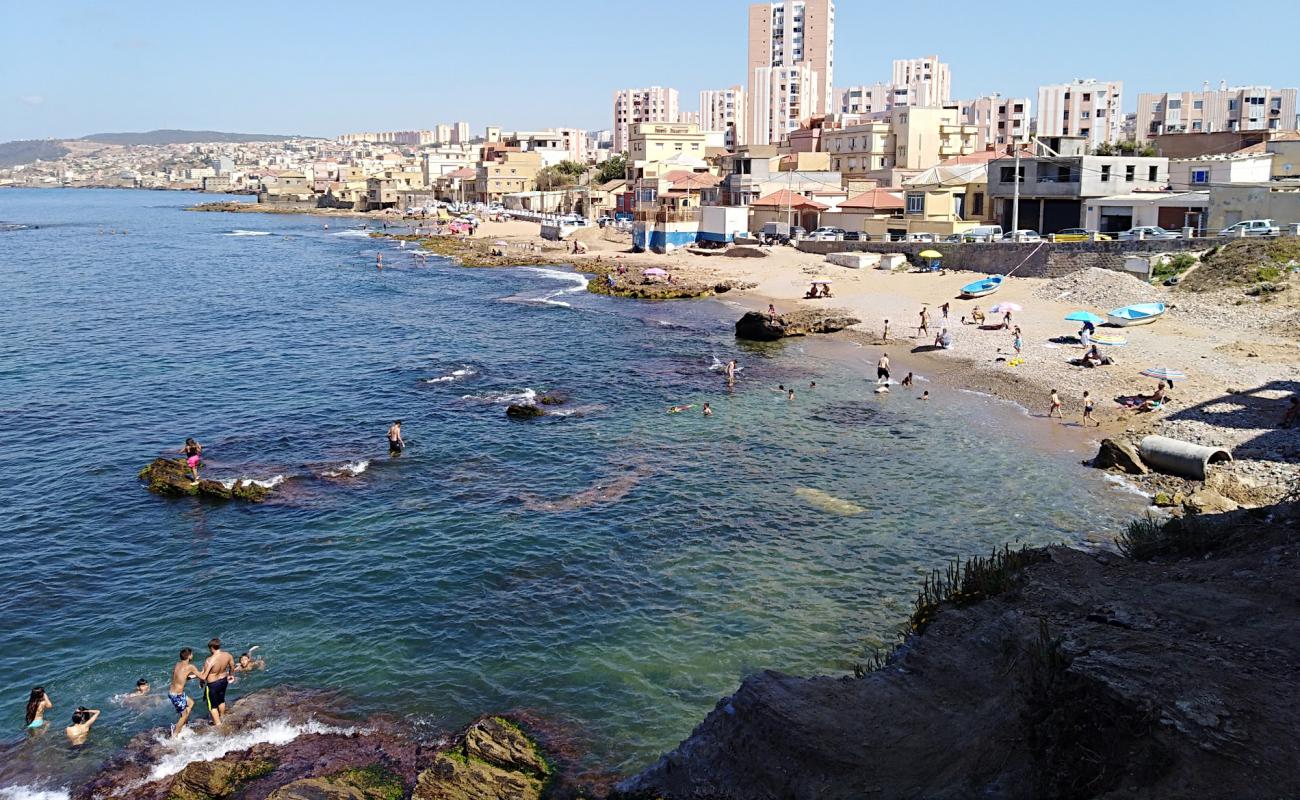 Foto de Plage de lilot con arena brillante y rocas superficie