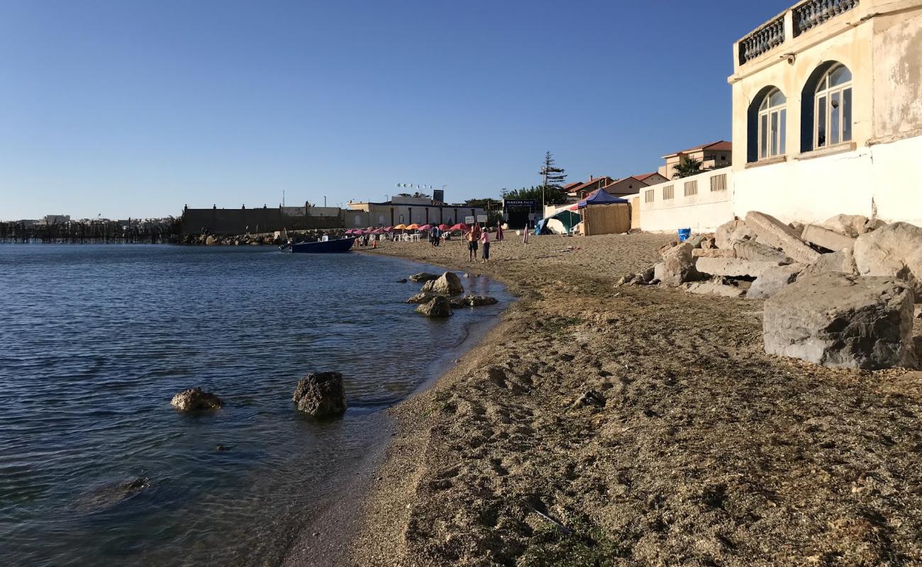 Foto de La Cigogne beach con guijarro fino claro superficie