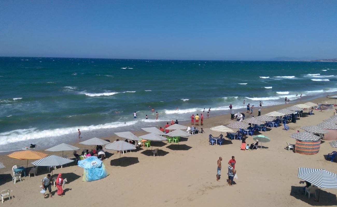 Foto de Plage de Boumerdes con arena brillante superficie