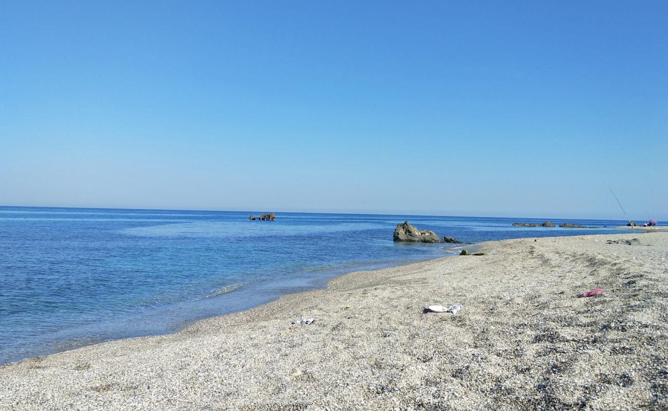 Foto de Plage Bateau casse con guijarro fino claro superficie