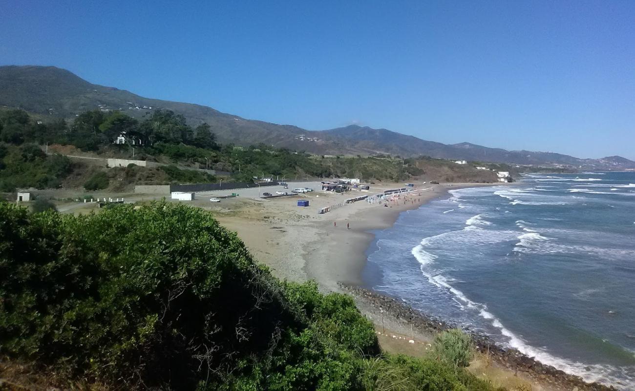 Foto de Plage Azeffoun Le Caroubier con arena gris y guijarros superficie