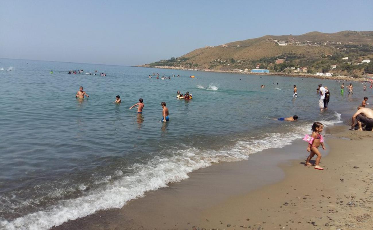 Foto de Plage Azeffoun con arena fina y guijarros superficie