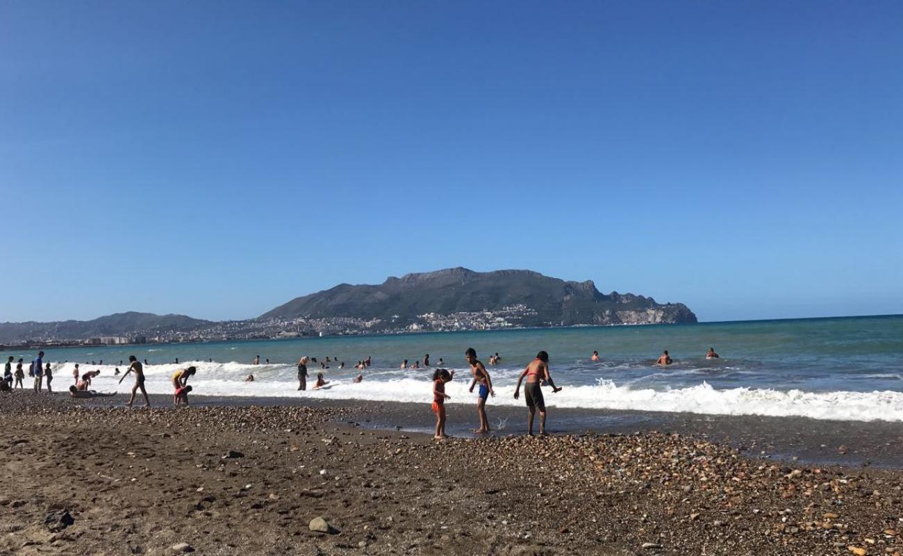 Foto de Plage El Maghra con arena fina y guijarros superficie