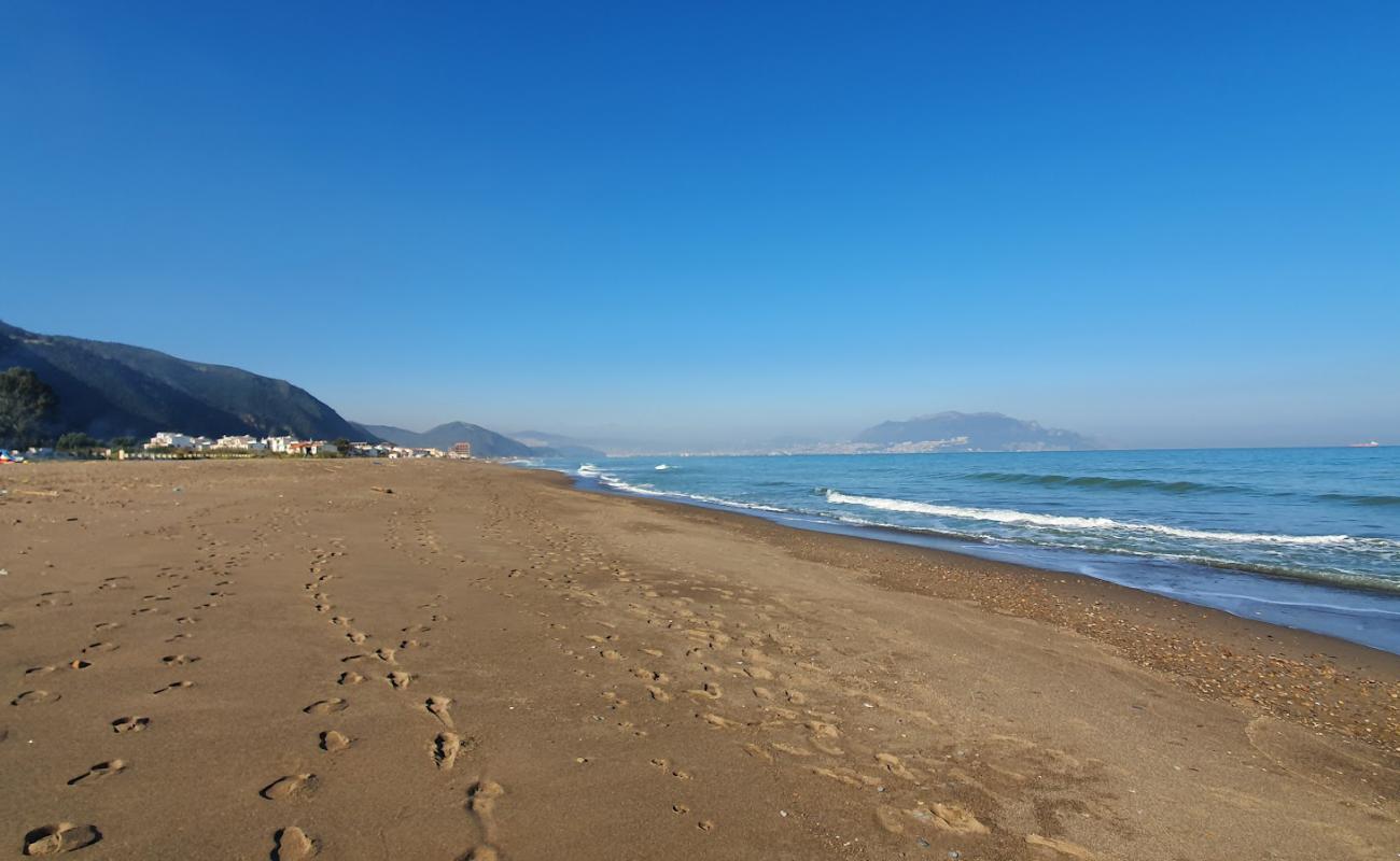 Foto de Plage Hotel les hammadites con arena oscura superficie