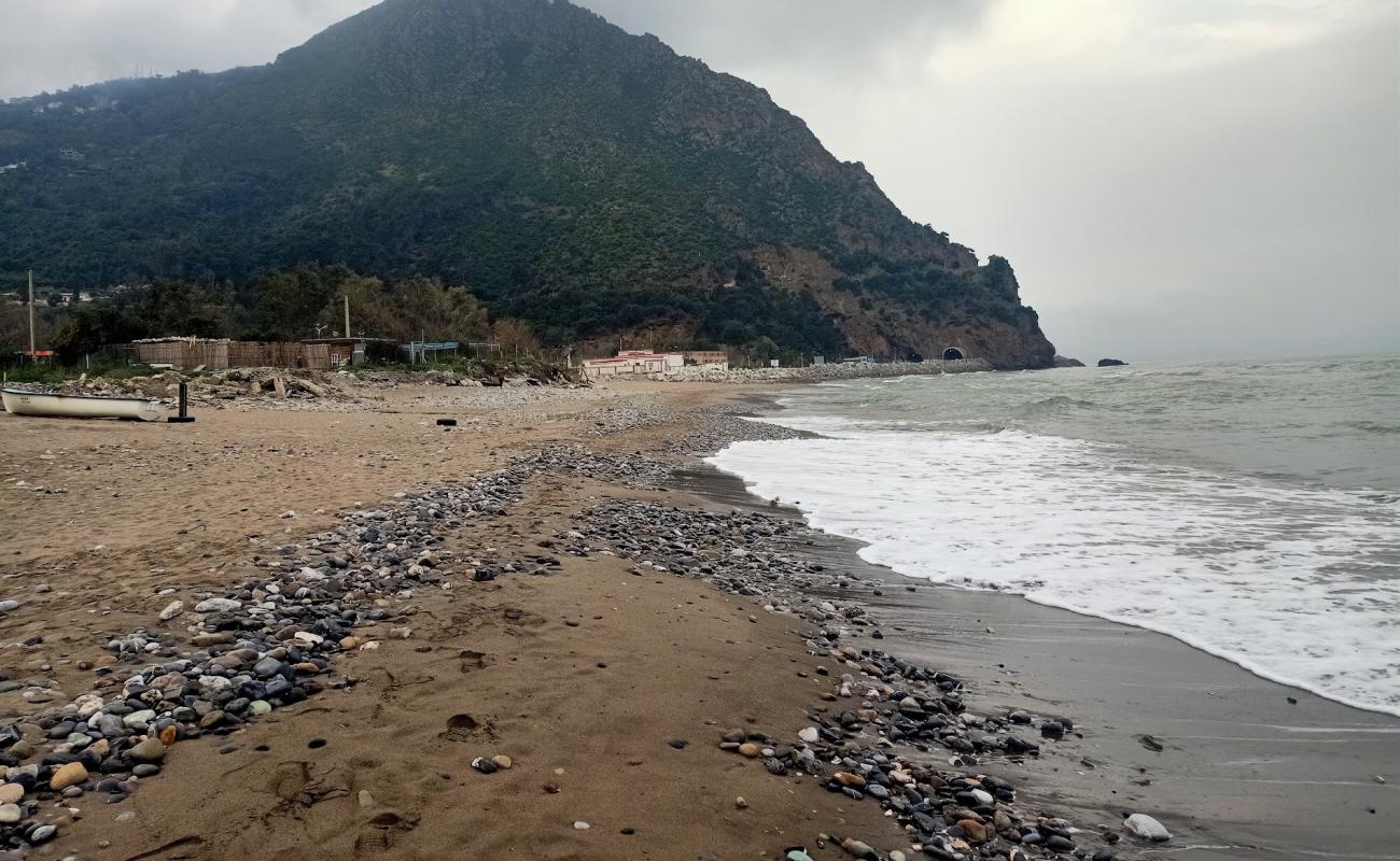 Foto de Aokas plage con arena fina y guijarros superficie