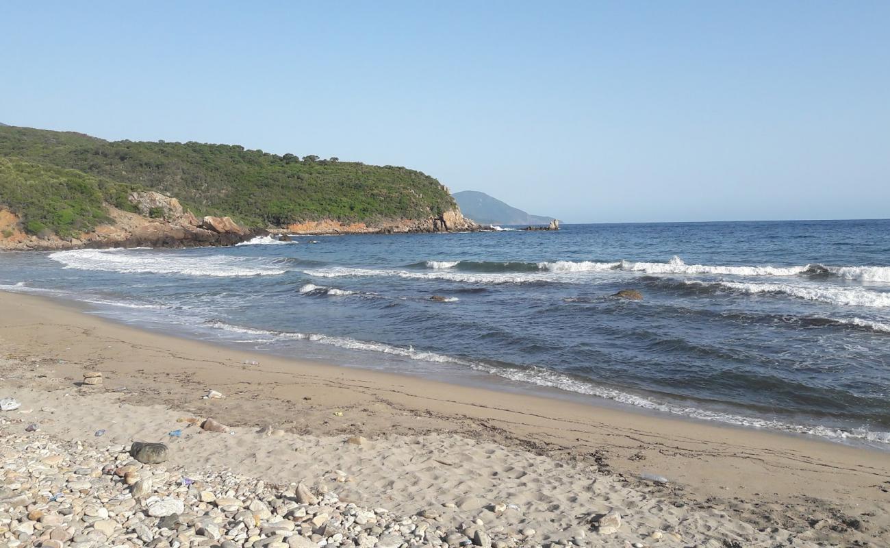 Foto de Oued EL Gueb con arena brillante y rocas superficie