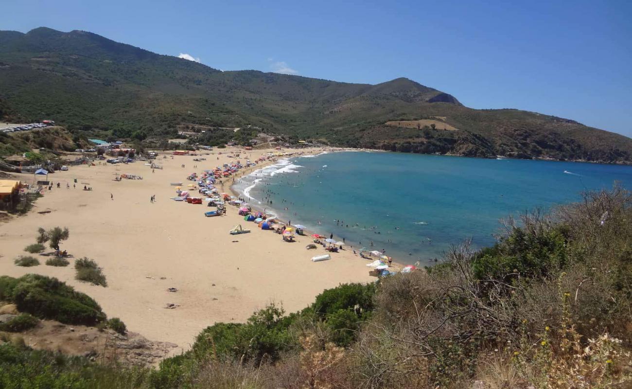 Foto de Plage Djenen El Bey wad bwqrat( La grande Plage ) con arena fina gris superficie