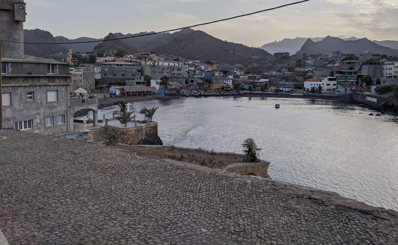 Foto de Porto Calheta con arena/guijarros negro superficie