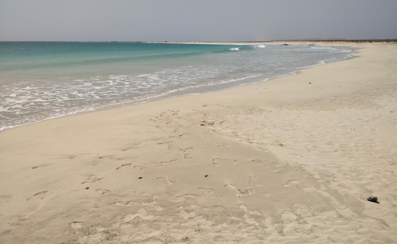 Foto de Praia de Abrabas con brillante arena fina superficie