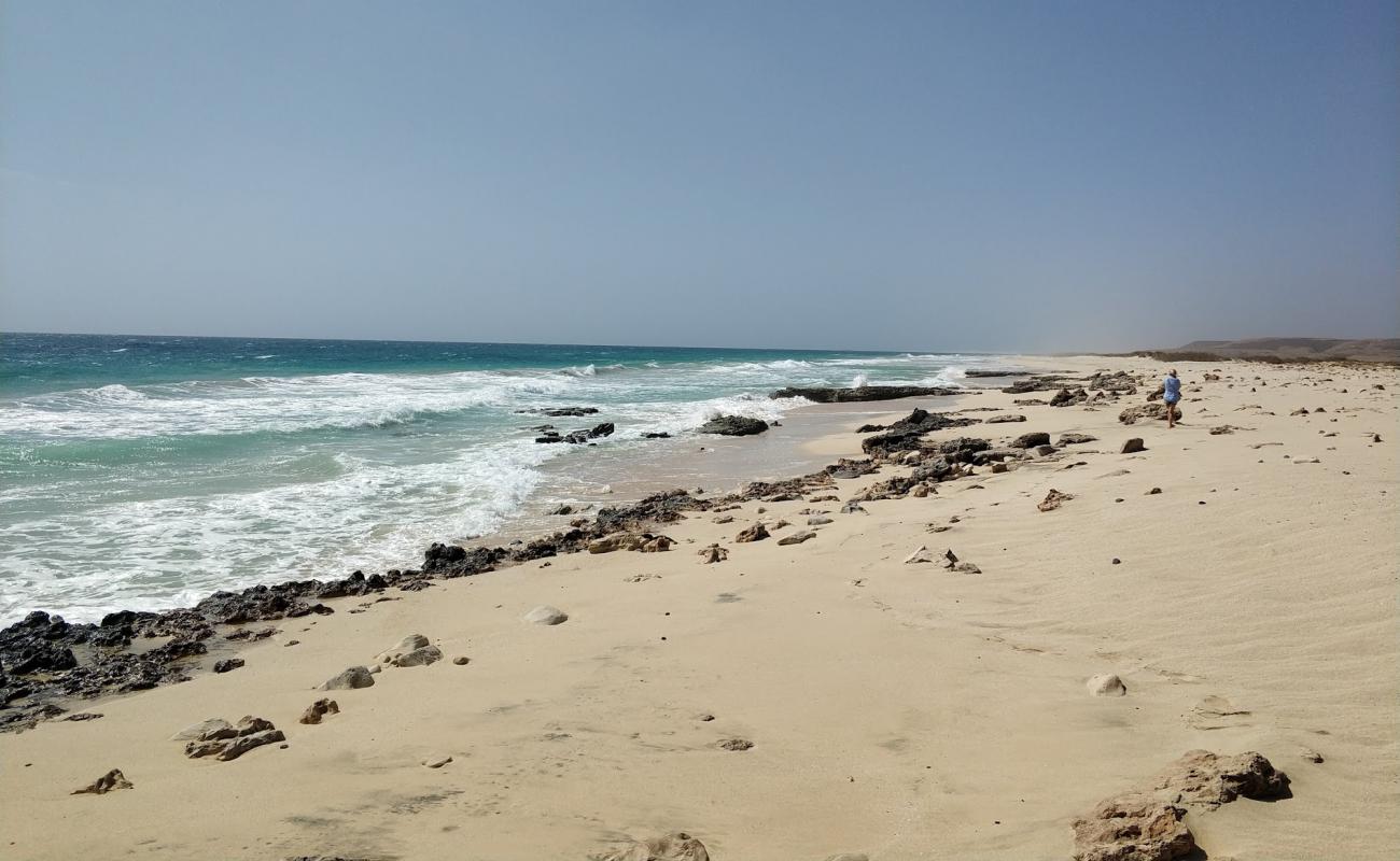 Foto de Joao Barrosa Beach con arena brillante y rocas superficie