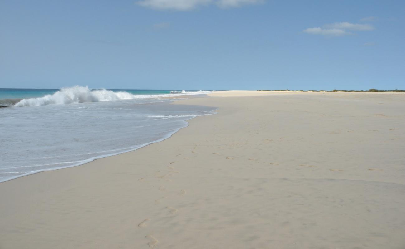 Foto de Carquejinha Beach con brillante arena fina superficie