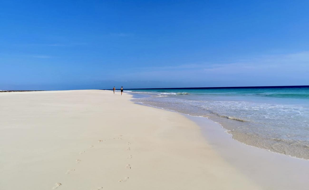 Foto de Praia do Curralinho con brillante arena fina superficie