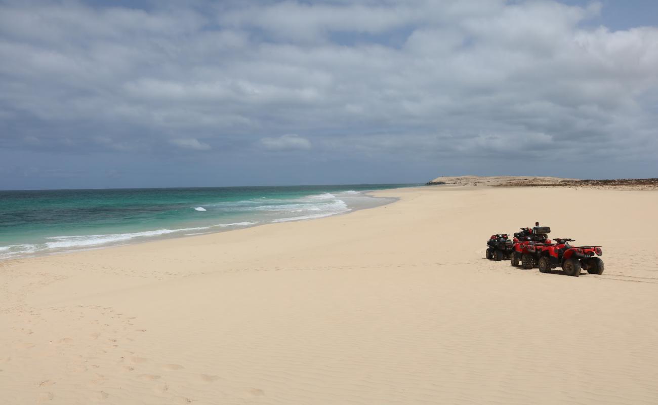 Foto de Curralinho Beach con brillante arena fina superficie