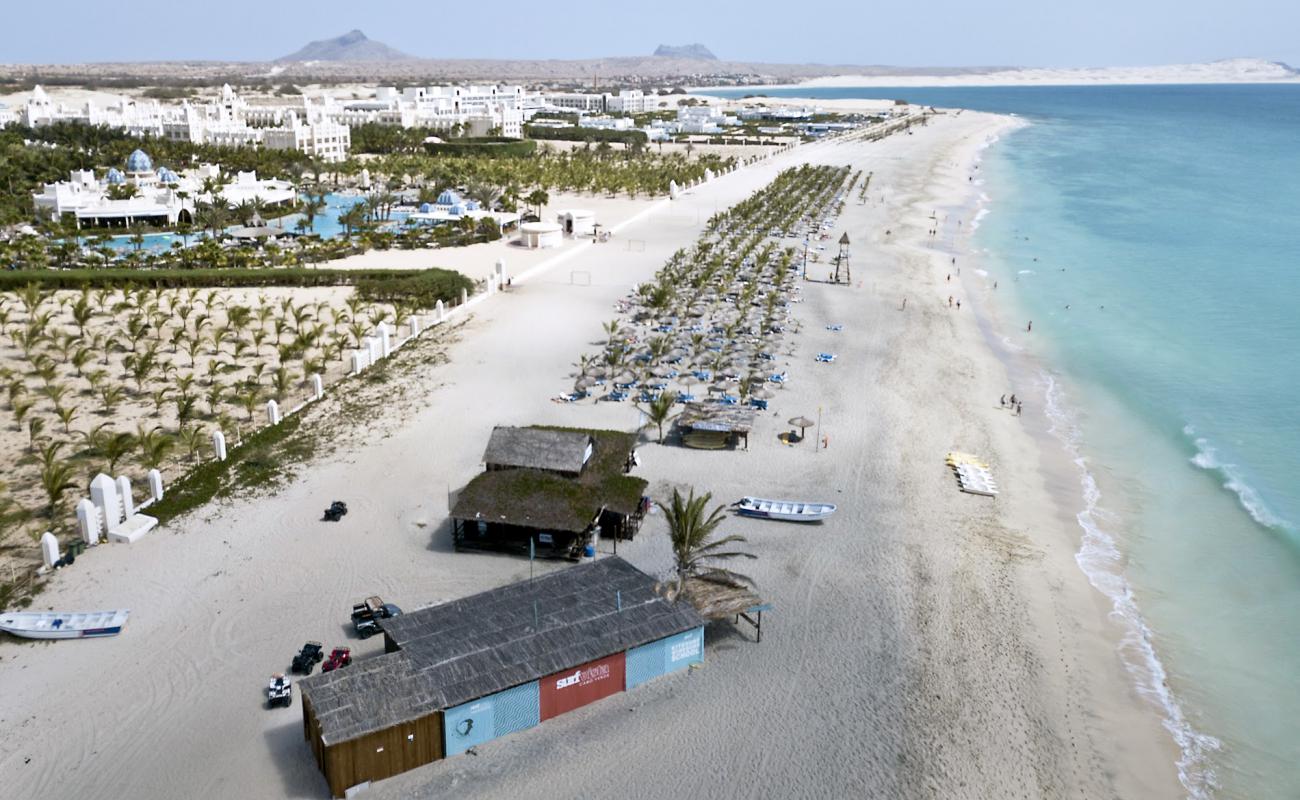 Foto de Praia das Dunas Beach con brillante arena fina superficie