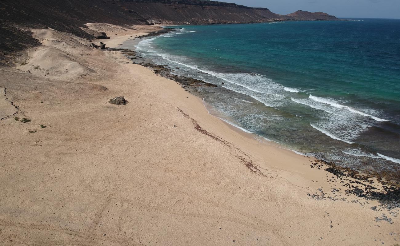 Foto de Ponta da Fragata con arena brillante y rocas superficie