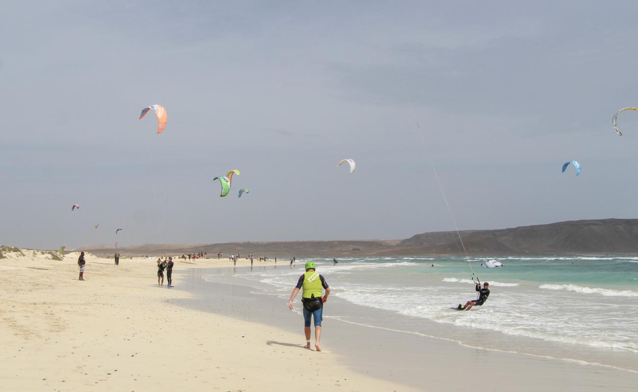 Foto de Kite Beach - Sal Cape Verde con arena brillante superficie