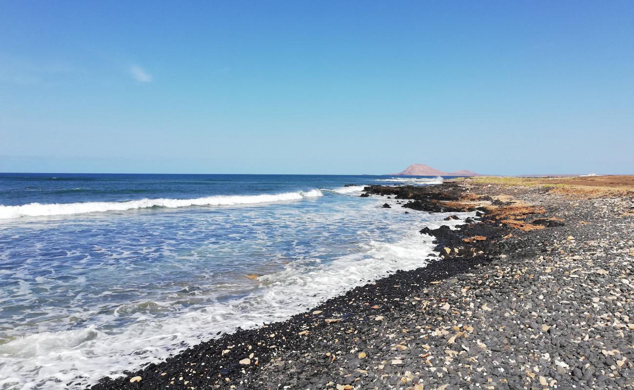 Foto de Black Beach con arena gris y piedras superficie