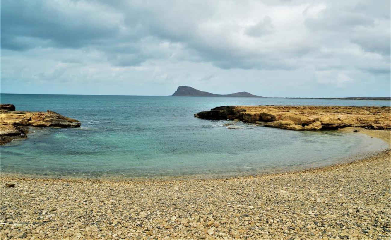 Foto de Baia da Murdeira con arena brillante y rocas superficie