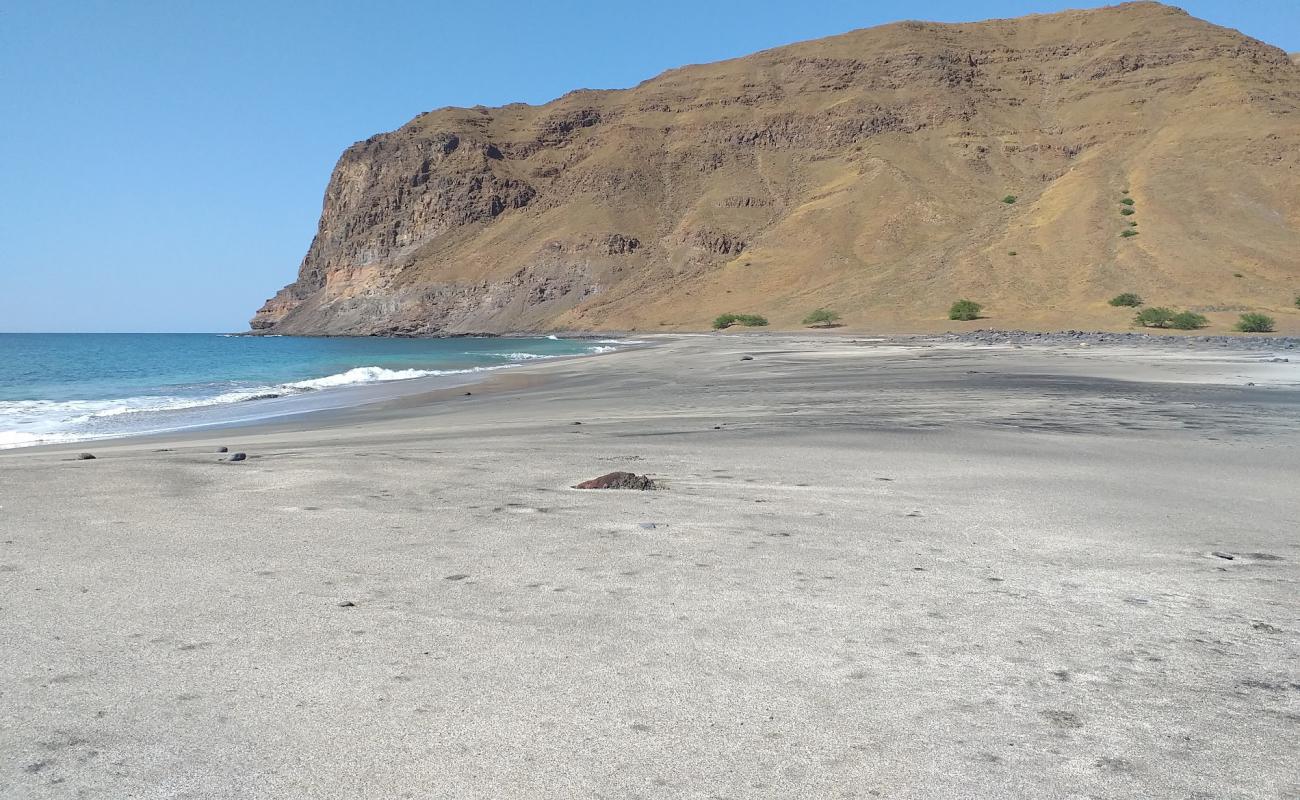 Foto de Flamengo beach con arena brillante y rocas superficie