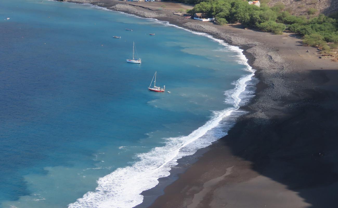 Foto de Tarrafal Beach con arena negra superficie