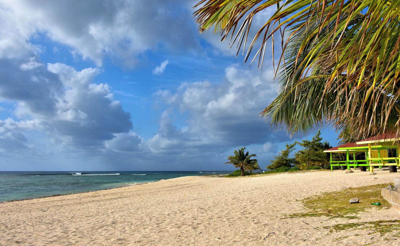 Foto de Bodden Town beach con brillante arena fina superficie