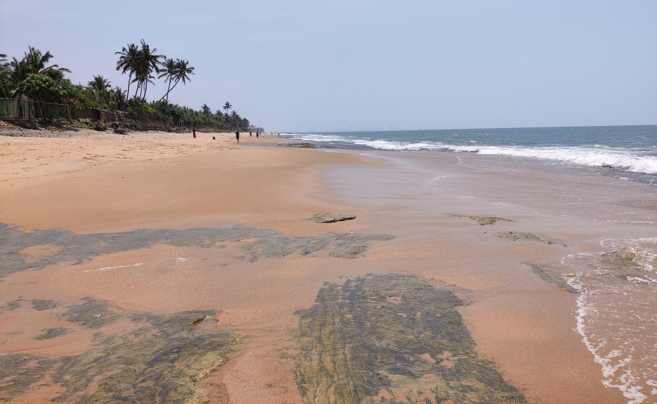 Foto de Bopitiya Beach con arena brillante y rocas superficie