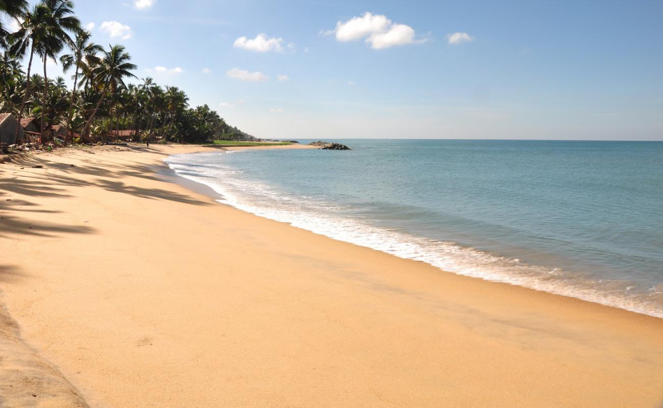 Foto de Lansigama Beach con arena brillante superficie