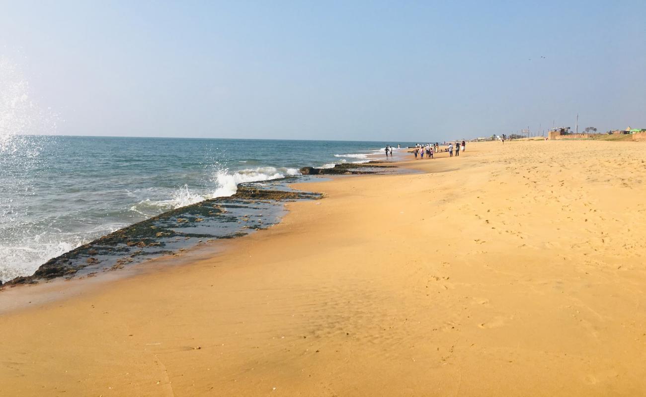 Foto de Chilaw Beach Park con arena brillante y rocas superficie