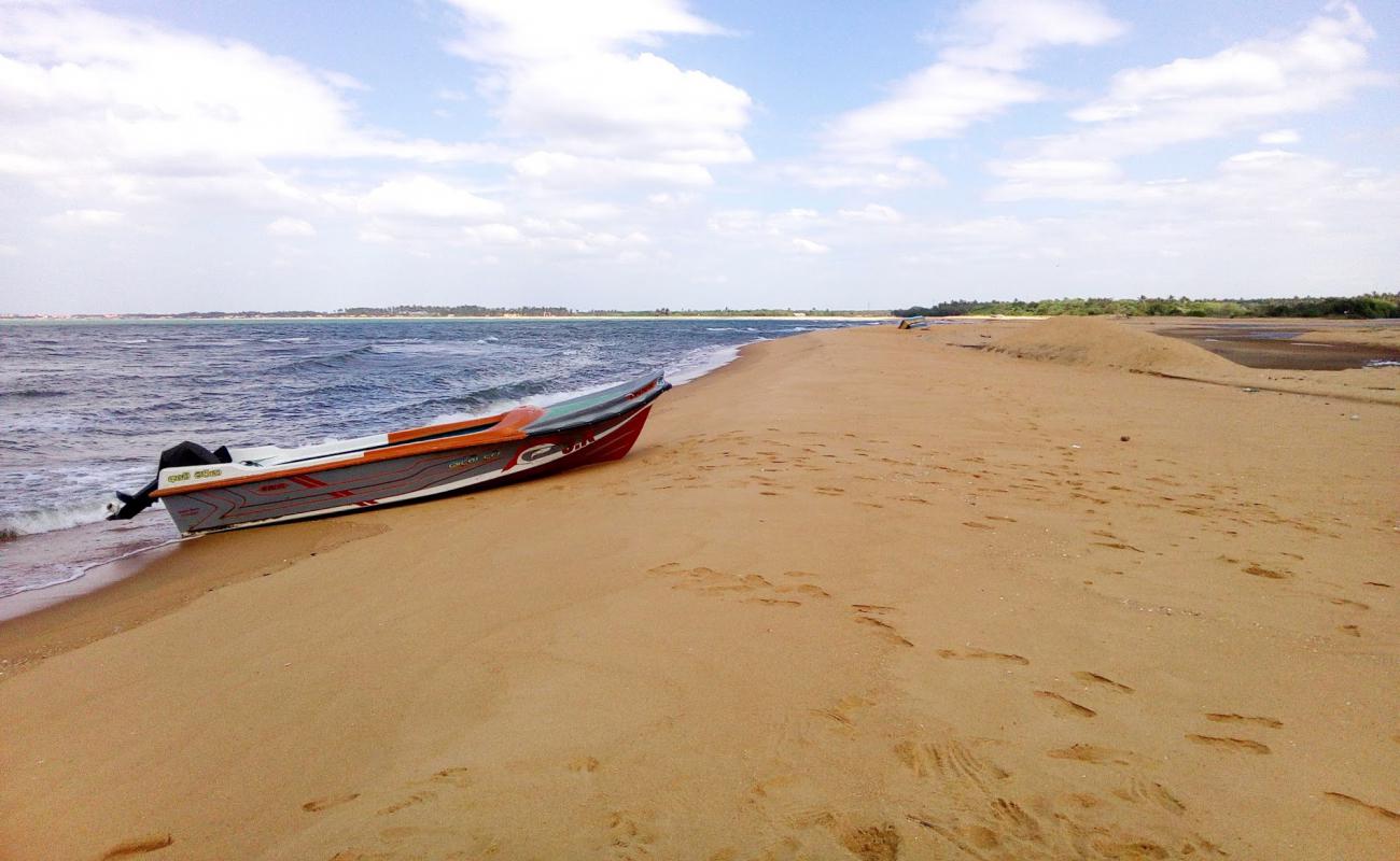 Foto de Chilaw Sand Spits Beach con arena brillante superficie