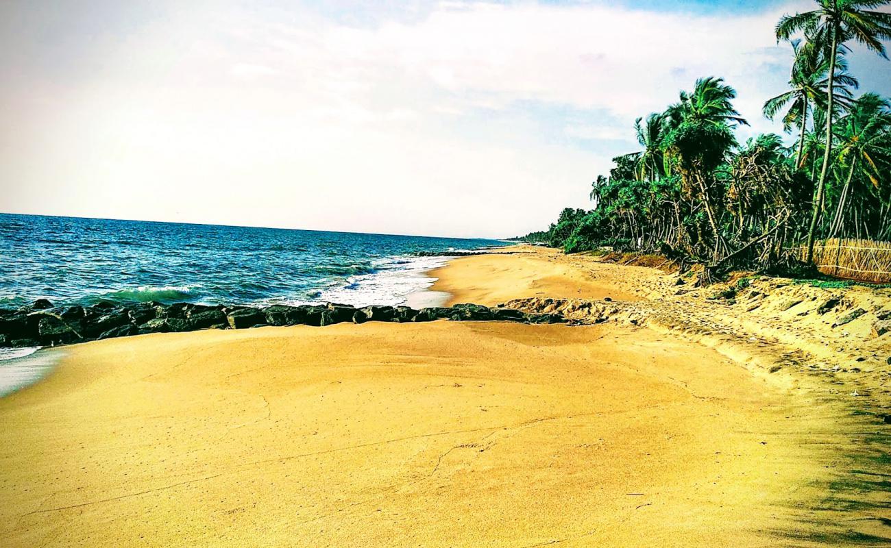 Foto de Muthupanthiya Beach con arena brillante superficie