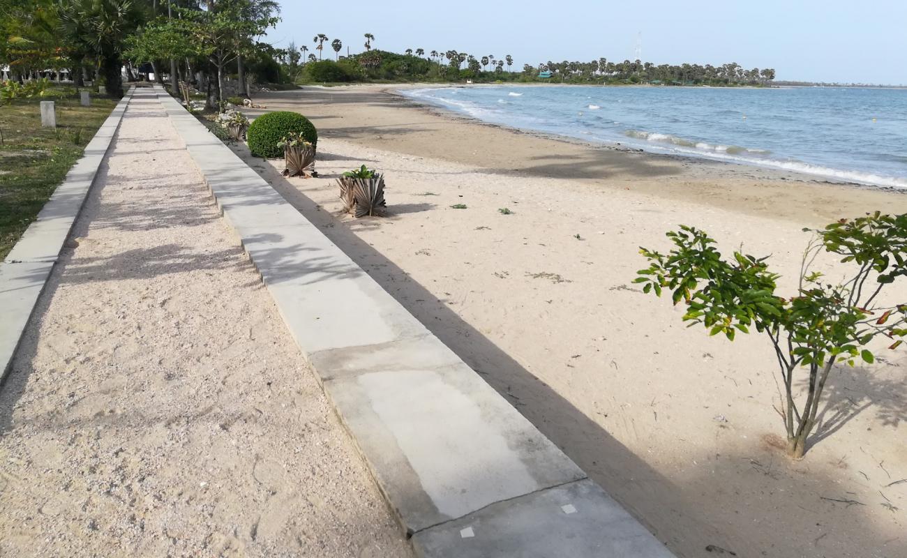 Foto de Jampukolapattinam Beach con arena brillante superficie