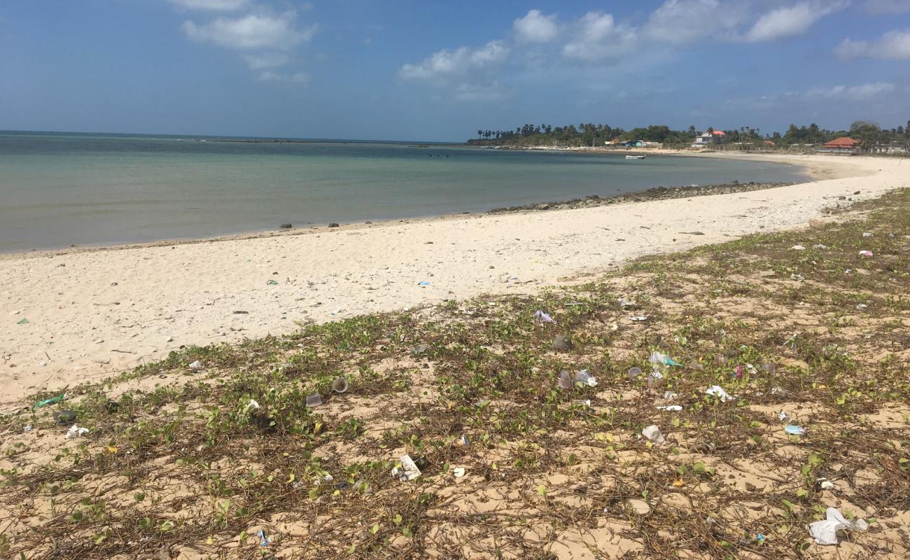 Foto de Akkarai Beach con arena fina y guijarros superficie