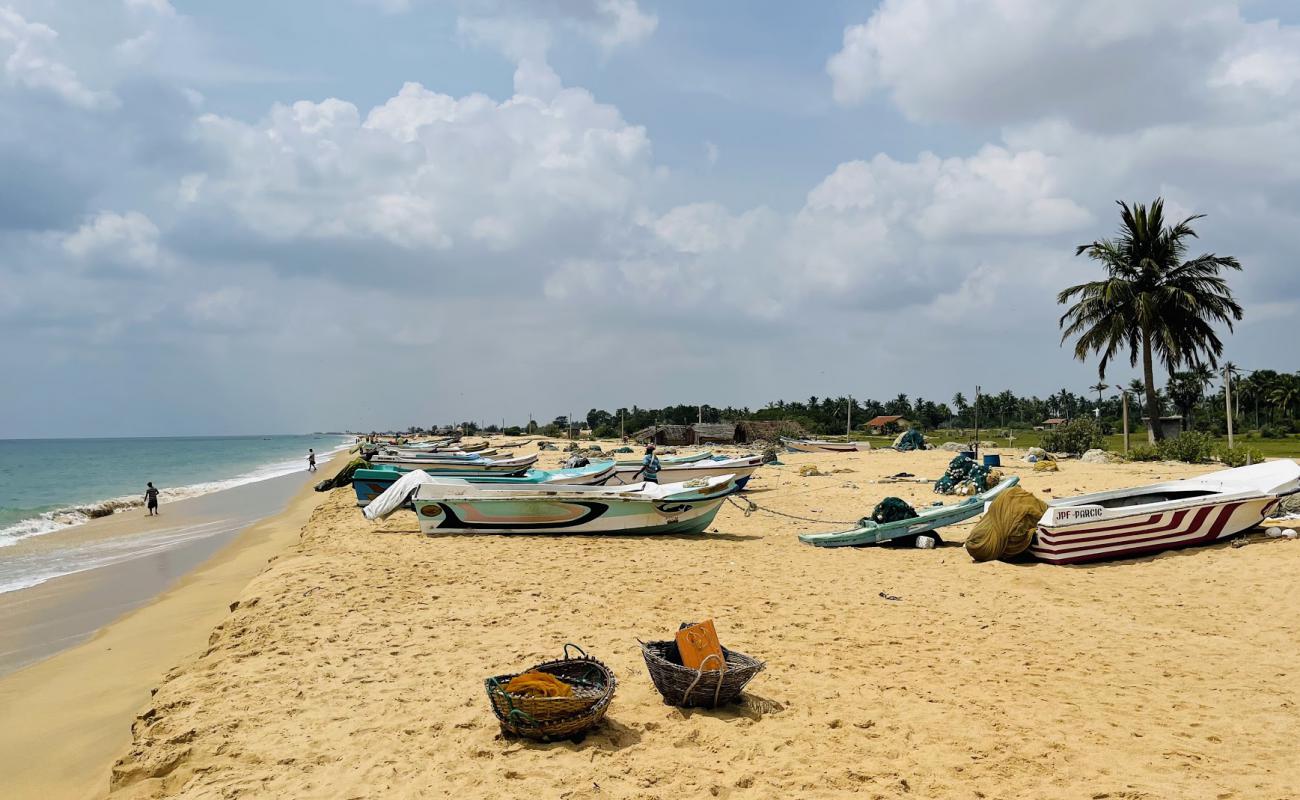 Foto de Manatkaadu Beach con arena brillante superficie