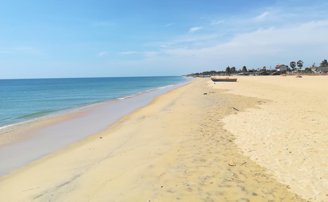 Foto de Mullaitivu beach con arena brillante superficie