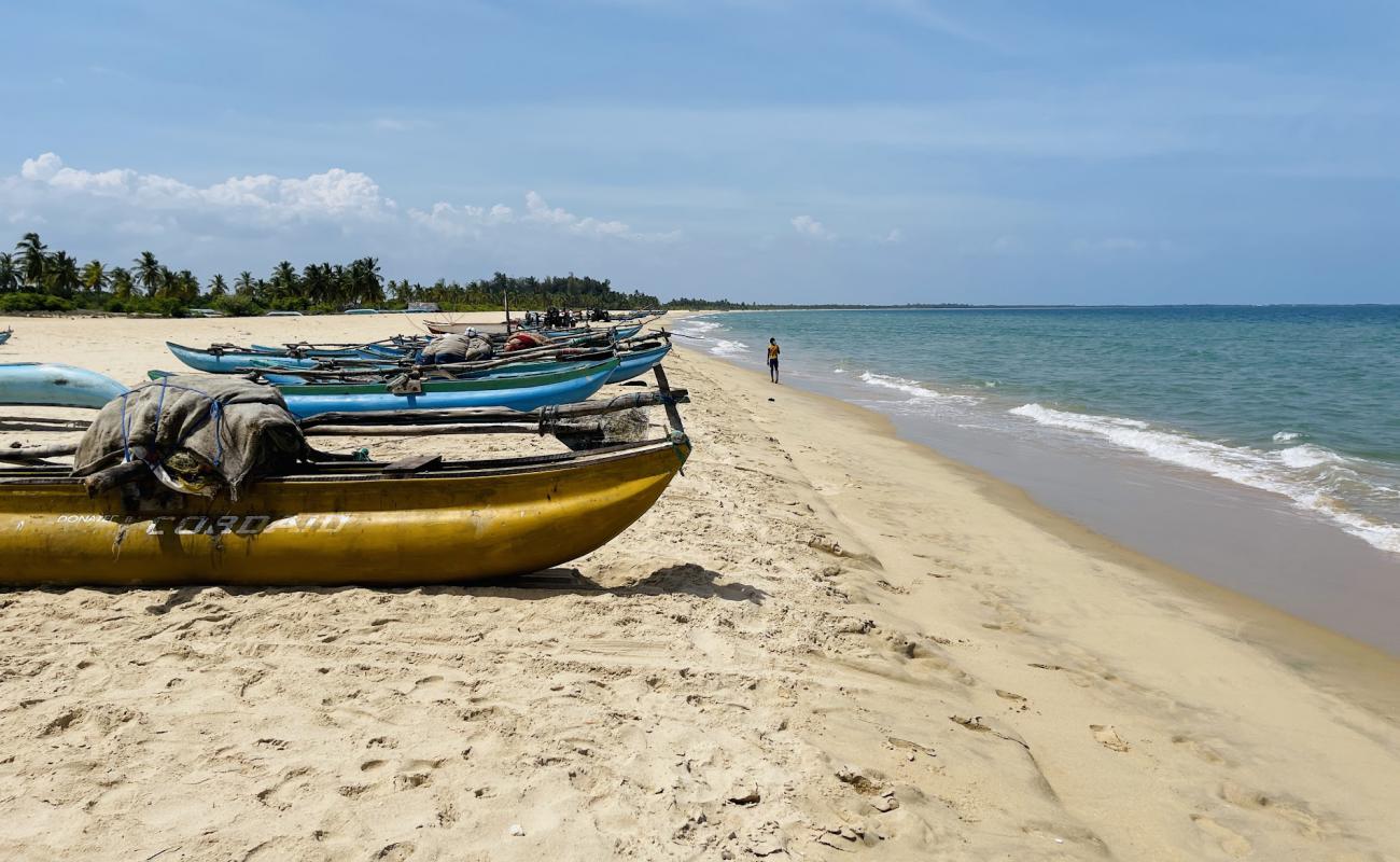 Foto de Jinna Beach con brillante arena fina superficie