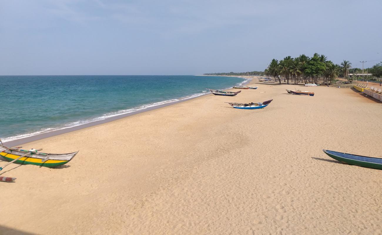 Foto de Maruthamunai Beach con arena brillante superficie