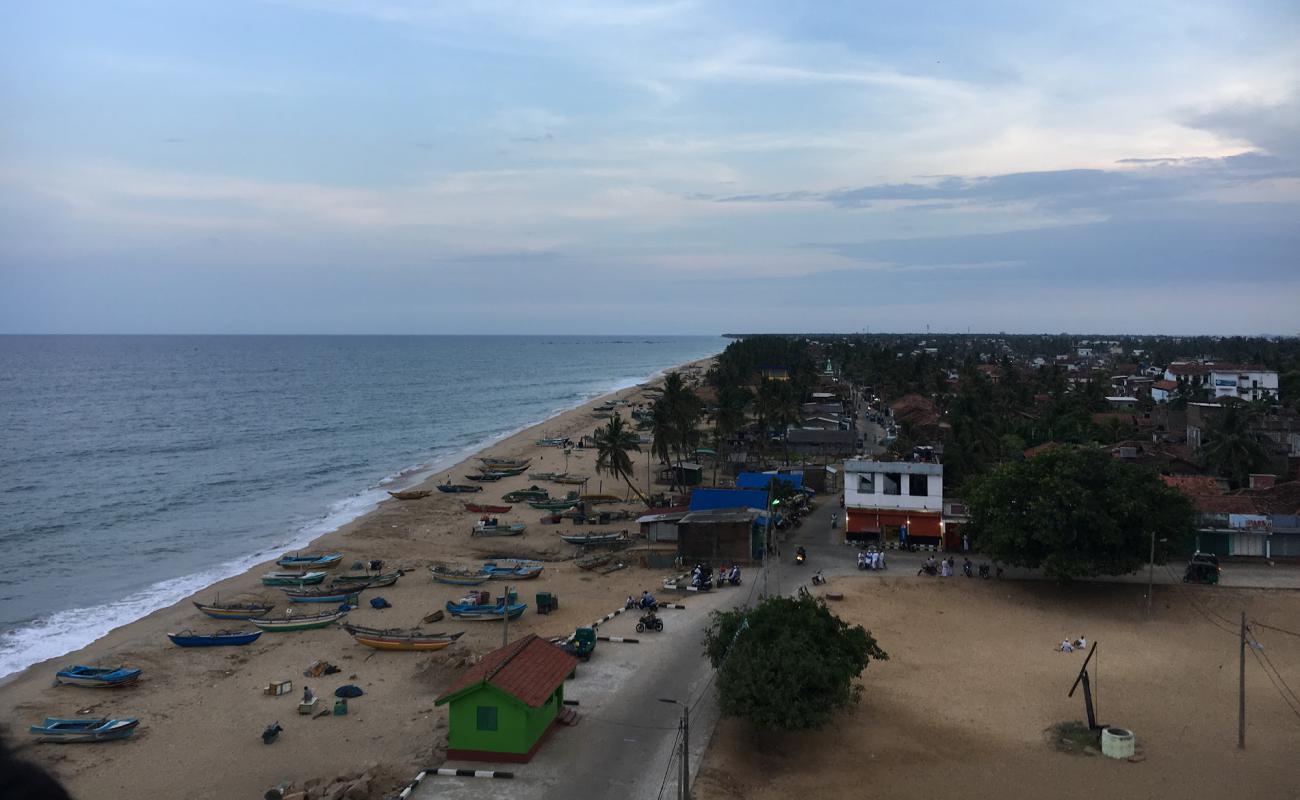 Foto de Kalmunai Beach con arena brillante superficie