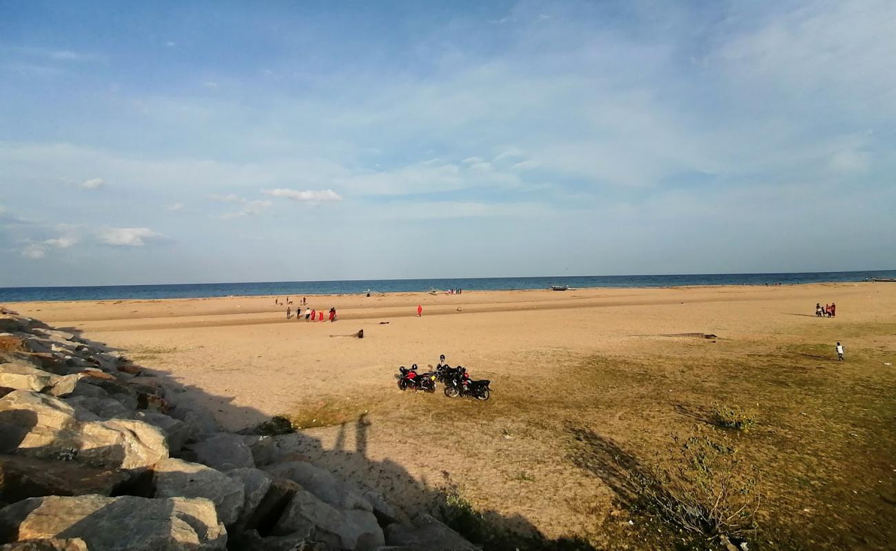 Foto de Palamunai Beach con arena brillante superficie