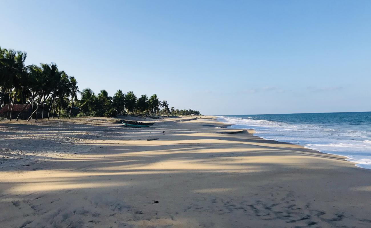 Foto de Akkarapaththu beach con arena brillante superficie